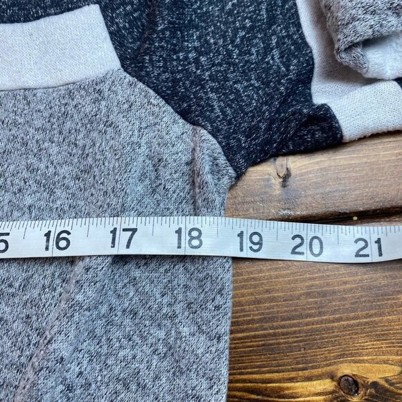 Maurices Colorblock Twisted Hem Tee T-shirt Womens Medium Soft Grey Black White - Picture 7 of 9